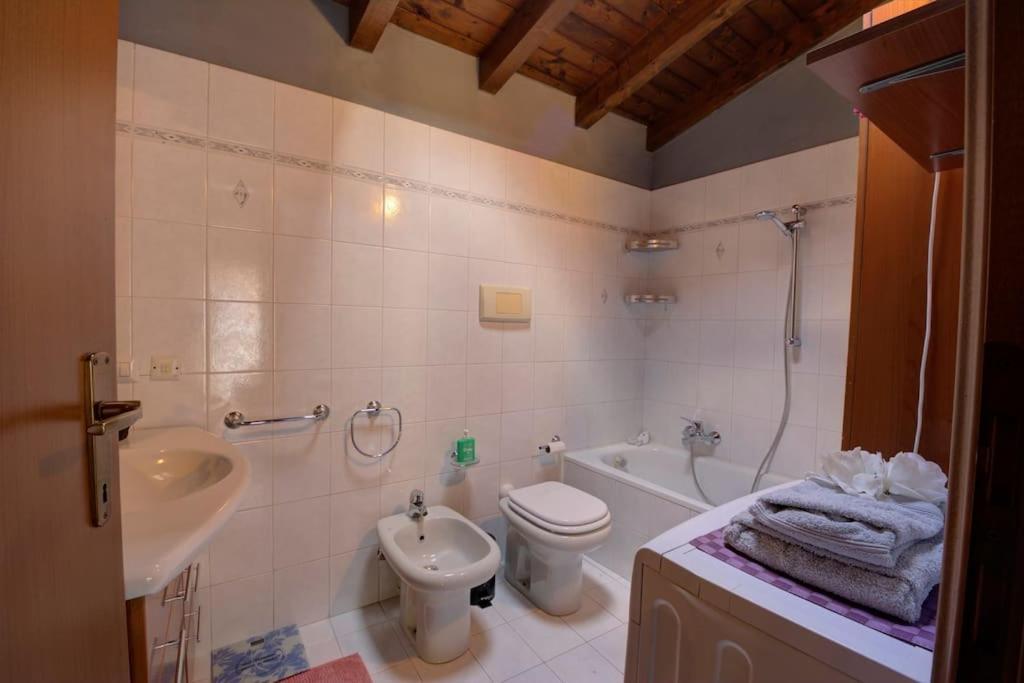 Casa Vacanza Angolo Della Corte Apartment โกโม ภายนอก รูปภาพ