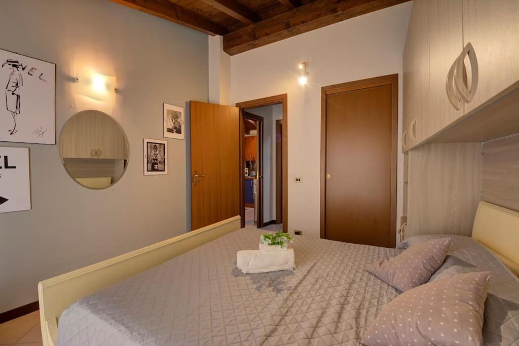 Casa Vacanza Angolo Della Corte Apartment โกโม ภายนอก รูปภาพ