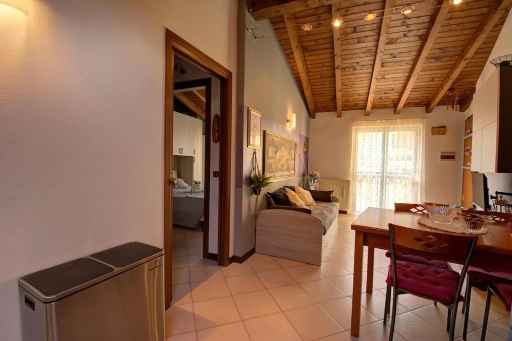 Casa Vacanza Angolo Della Corte Apartment โกโม ภายนอก รูปภาพ